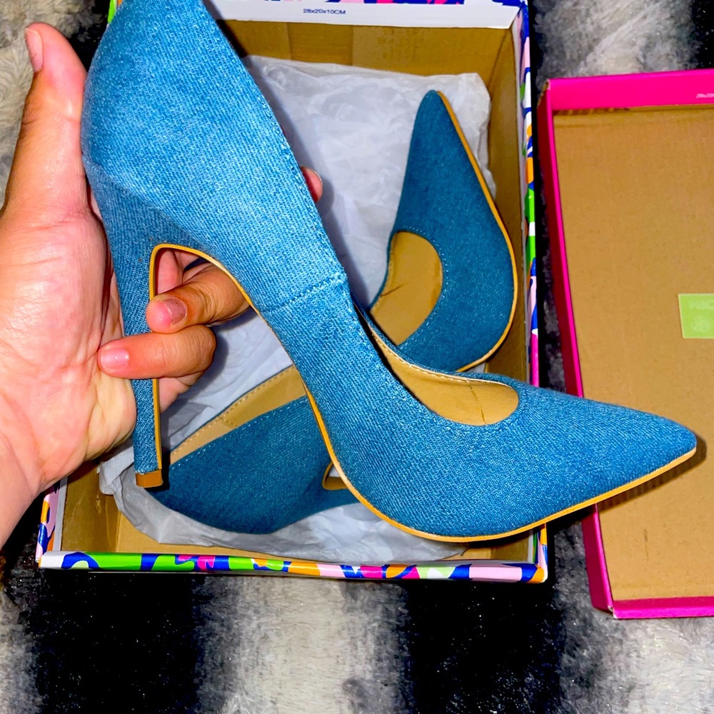 Beautiful sexy never worn heels 👠